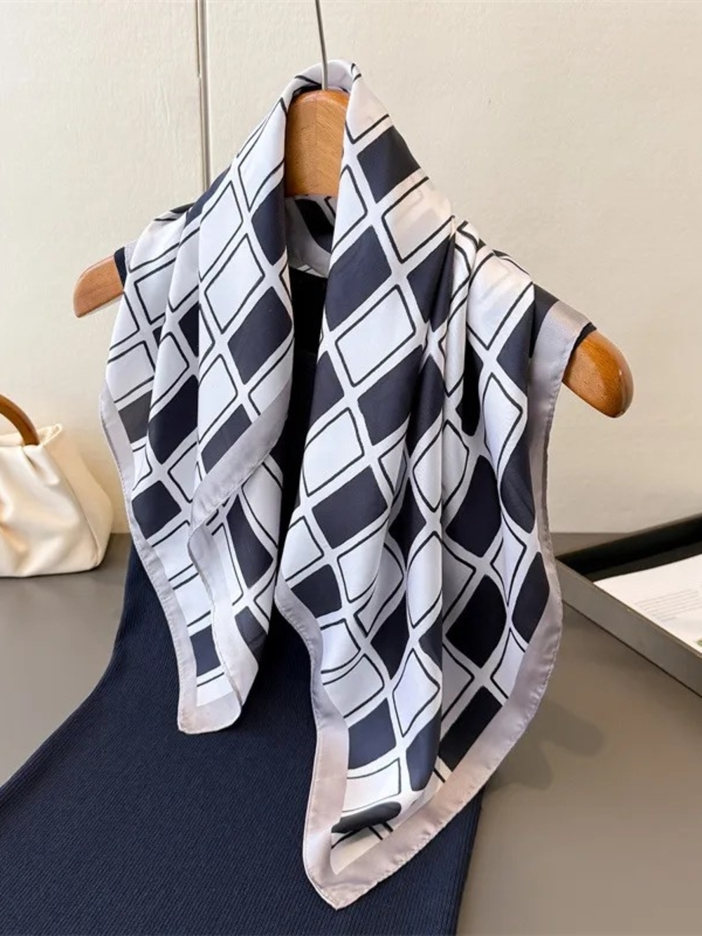 Silk-feel Geometric Black & White